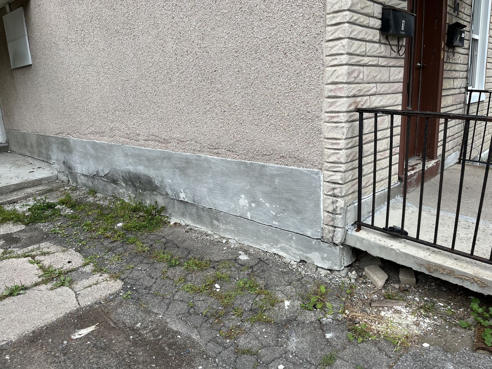 Horizontal foundation crack on a second exterior corner found during a home inspection in Vanier, Ottawa